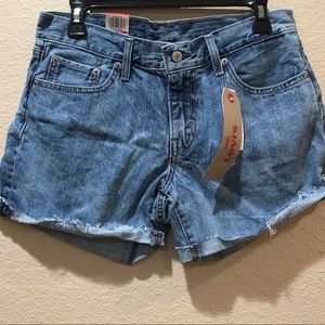 Levi’s shorts size 28